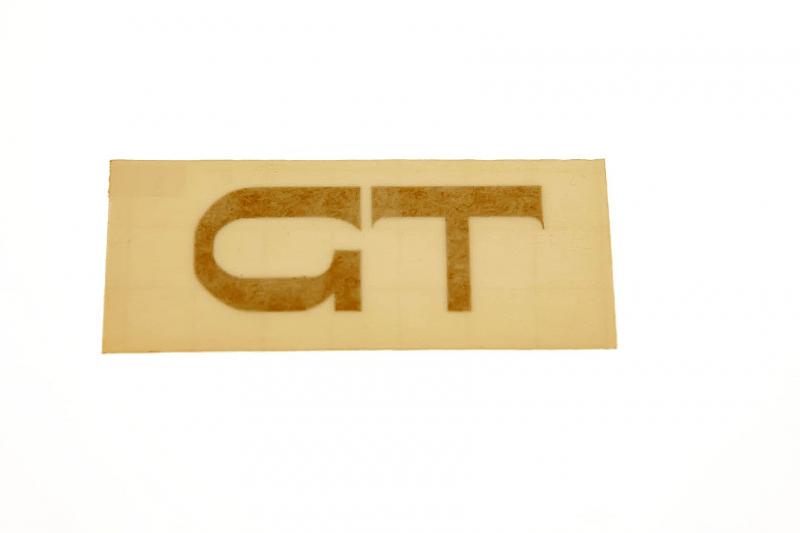 Frametransfer goud/zwart "GT" Niet op een transparante folie maar mooie gouden letters met zwarte rand!